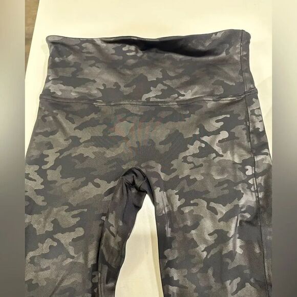 Spanx Faux Leather Camo - Picture 2 of 6